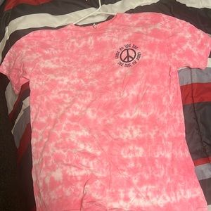 Nice Graphic t shirt. Medium, fits well. Goes well with a lot of outfits.